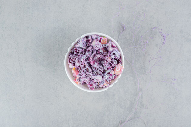 菜单紫色卷心菜和洋葱色拉 各种配料装在陶瓷杯里组合早午餐盘子