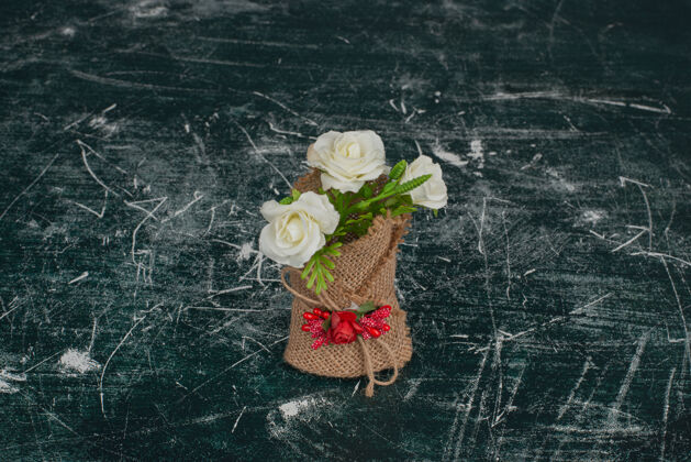 花束大理石桌上的一束美丽的小花束复古布花