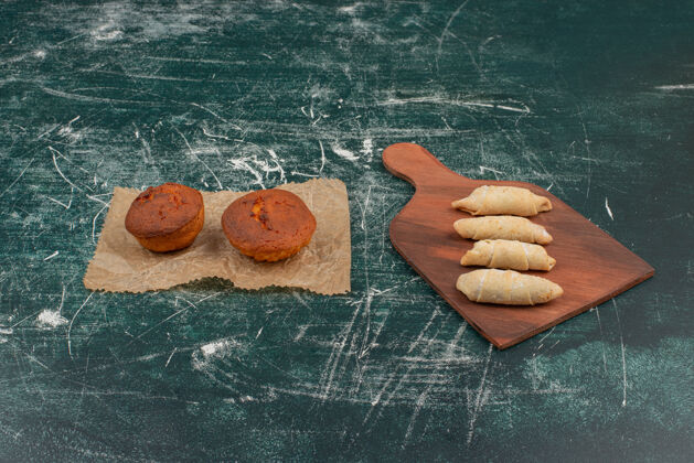 大理石大理石桌上有面包房的木板甜食美味面包房