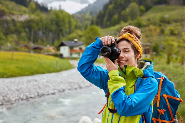 放松高兴的年轻女游客拍山川风景照冒险休闲远足