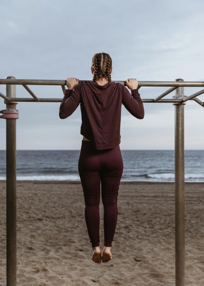 锻炼活跃的女人在海边做健身操活动健身健身
