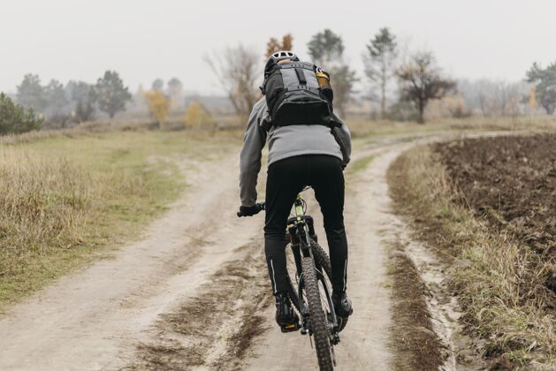 自行車一個(gè)騎自行車的男人騎行探索Mtb