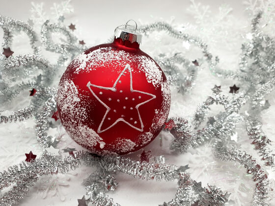 树枝银色装饰的红色圣诞球礼物背景组成