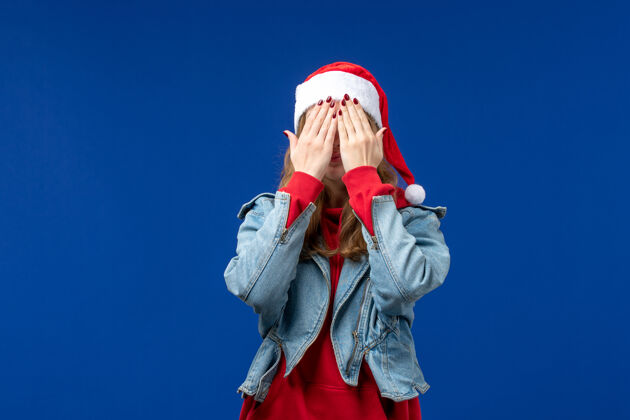 封面正面图：年轻女性用蓝色背景遮住脸正面圣诞节背景