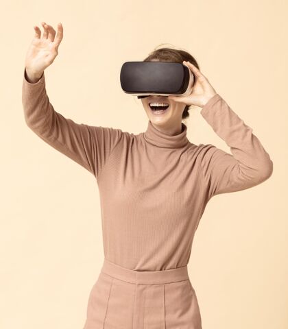 数码设备玩虚拟现实耳机的女人年轻模特设备