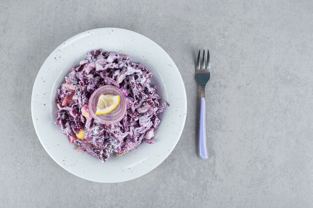 组合紫色卷心菜和洋葱色拉 各种配料装在陶瓷杯里简约传统美味