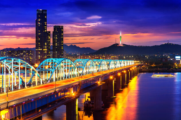 城市在韩国首尔汉江上的东甲桥和汉城塔可以看到市中心的城市景观城市桥梁地点
