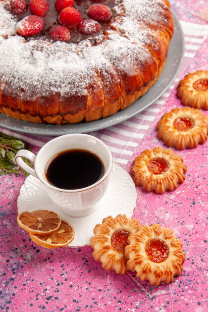 咖啡正面图美味草莓蛋糕糖粉饼干和红茶蛋糕蛋糕甜甜饼干饼干茶景观蛋糕杯子