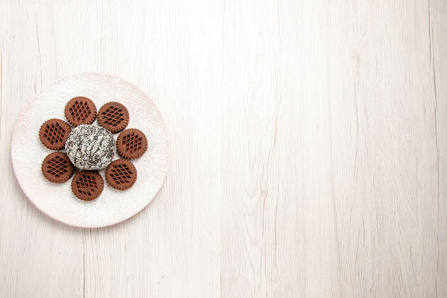 可可俯瞰美味的巧克力饼干和小可可蛋糕的白色胡椒健康桌子
