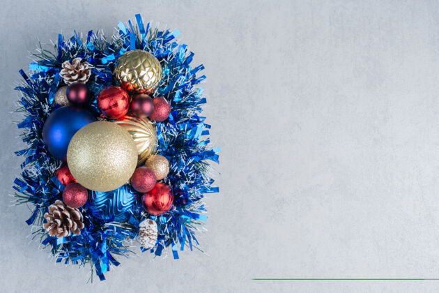节日各式各样的圣诞装饰品放在大理石表面的木板上装饰品装饰圆锥体