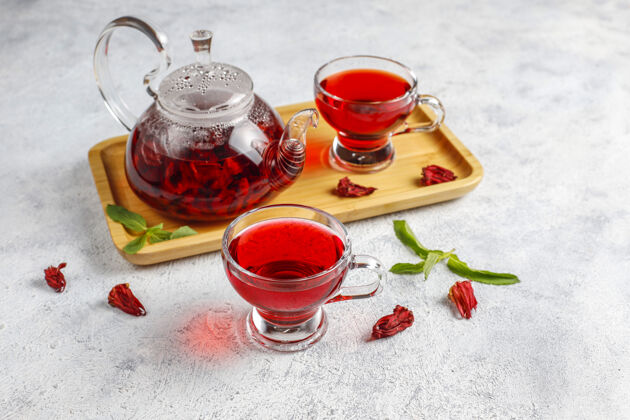 饮料热木槿茶在一个玻璃杯子和玻璃茶壶植物花瓣芙蓉