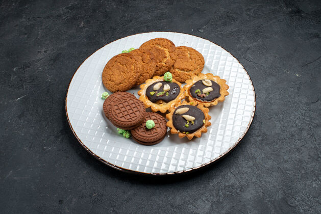 不同的前视图不同的饼干甜甜可口的饼干在盘子里灰面饼干烤糖甜蛋糕饼干胡椒烘焙里面