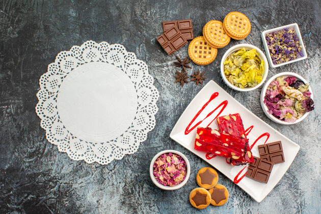 桌子白色蕾丝与一盘巧克力干花和饼干的灰色背景灰色食物白色
