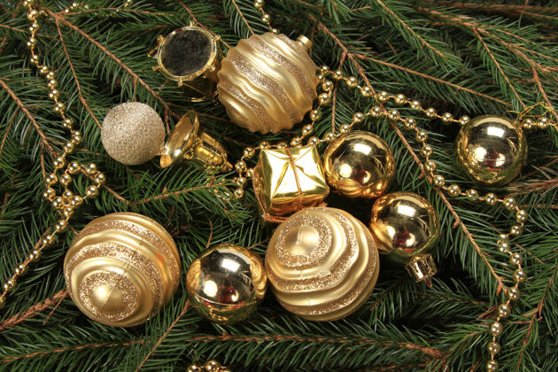球高角度拍摄的金色圣诞饰品与串珠杉木树枝圣诞节球冷杉