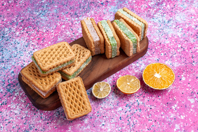 粉色正面是粉红色地板上的美味柠檬三明治饼干美味曲奇地板