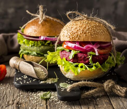 快餐切菜板上的素食汉堡午餐水平食物