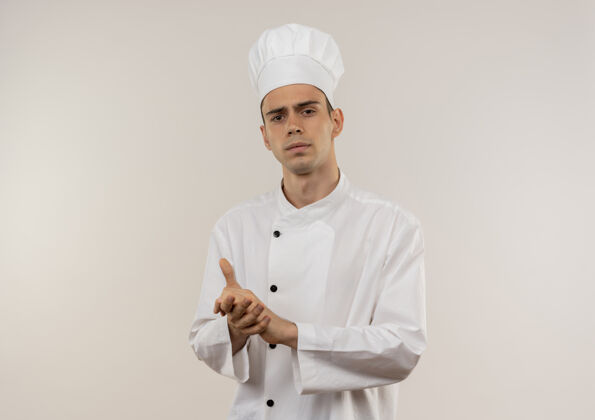 厨师严格的年轻男厨师穿着厨师制服展示握手手势制服展示穿着