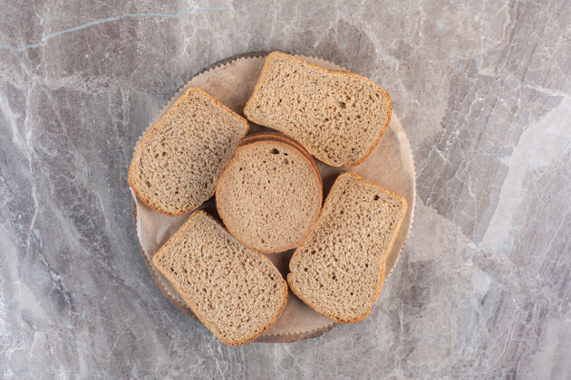 烘焙食品把棕色面包片放在大理石的木板上酵母面包视图