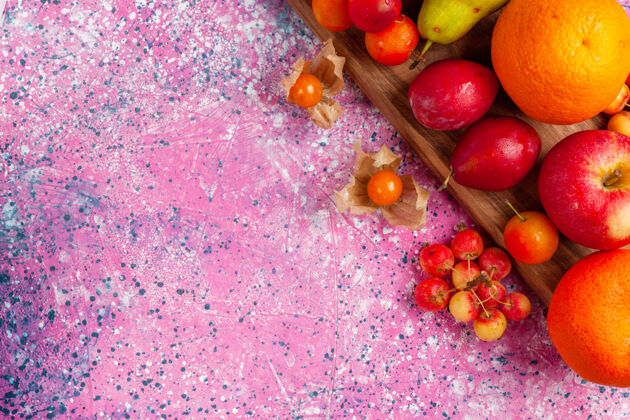 食物顶部近距离观看不同的水果组成新鲜和醇厚的粉红色背景上的水果苹果不同新鲜