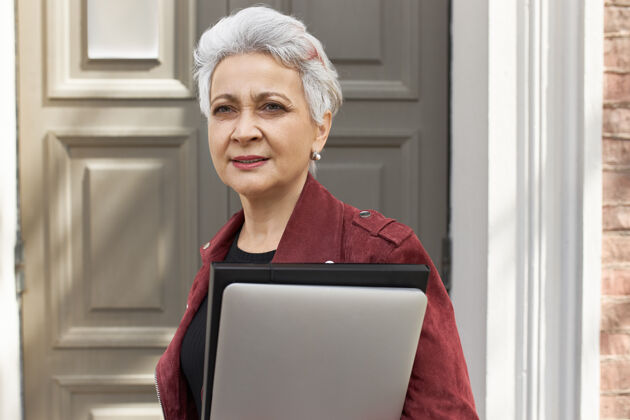 退休成功自信的中年房地产经理 时尚短发 手提笔记本电脑成功人士携带工作