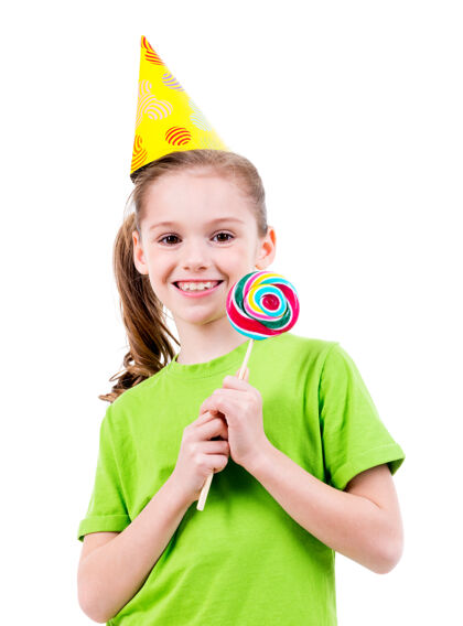 糖果身着绿色t恤 头戴派对帽 头戴彩色糖果 面带微笑的小女孩的肖像-白色隔离女性漂亮T恤