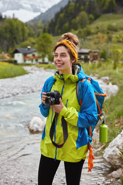 垂直旅游和户外活动的概念乐观可爱的女徒步旅行者走在小山涧徒步旅行背包森林