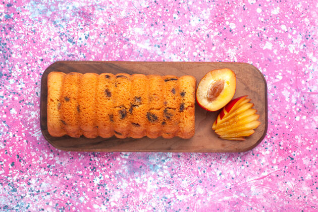 新鲜在粉红色的桌子上俯瞰美味的蛋糕 甜美可口蛋糕饼干甜味