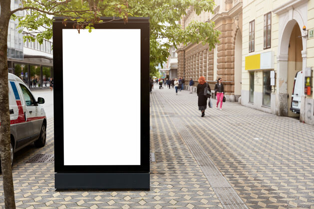 框架招牌与模拟空间为您的商业信息拍摄街道道路