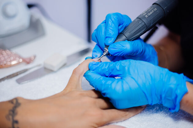 女人美手美手指甲护理制作工艺专业指甲锉刀操作美手护理理念颜色过程保护
