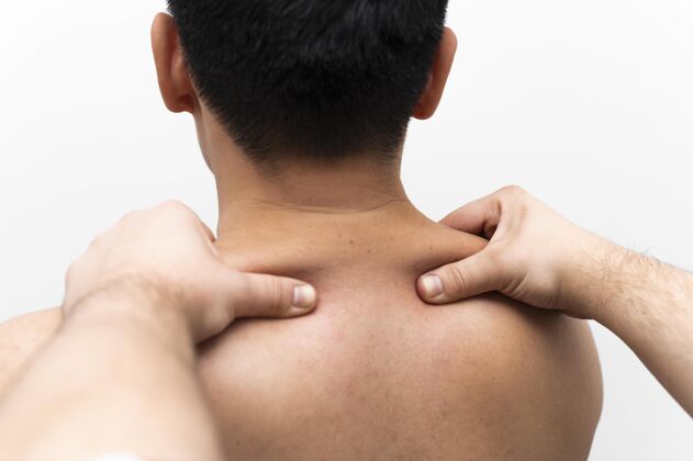 治疗从理疗师那里得到颈部疼痛按摩的男人治疗医学移动