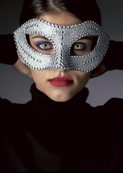 神秘戴着狂欢节面具的神秘女人的画像美丽垂直美女