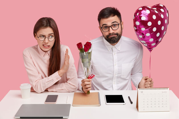 工作场所同事在处理关系不高兴的女人拒绝接受男同事的花束和情人节 拒绝求爱不高兴男性气球