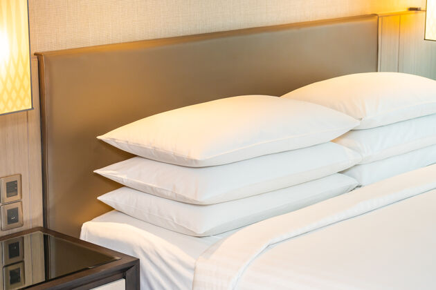 套房白色舒适的枕头和毯子装饰在卧室的床内现代床上用品毯子