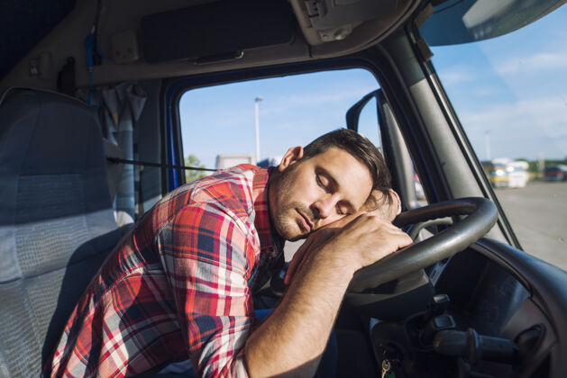 问题筋疲力尽的卡车司机在方向盘上睡着了无聊商务休闲过度工作