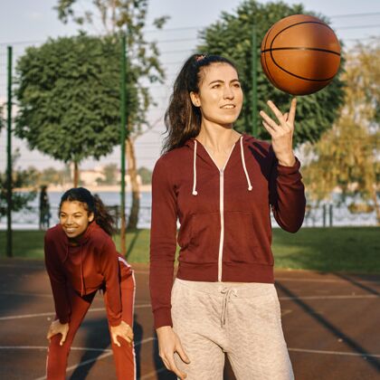 成功一场篮球比赛后 女人们都很开心爱好球年轻