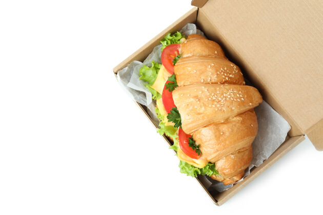 紙紙箱與羊角面包三明治隔離在白色送貨美食快餐