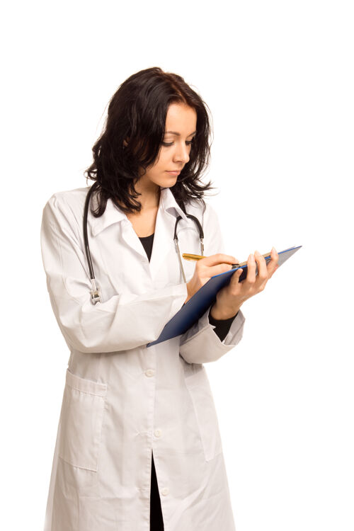 护士漂亮严肃的年轻女医生或护士 穿着一件实验室工作服 站在剪贴板上做笔记医生听诊器医生