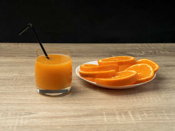 健康加橙汁和橙子的玻璃杯食物和饮料整体特写