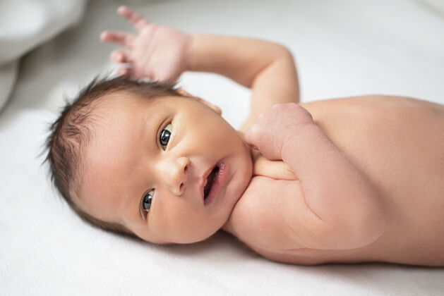 可爱漂亮的新生婴儿眼睛眼睛孩子才七天大场景积极婴儿