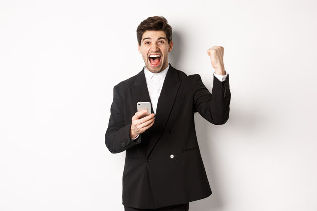 就业快乐帅哥西装革履 喜气洋洋 在手机app上实现目标沟通老板员工