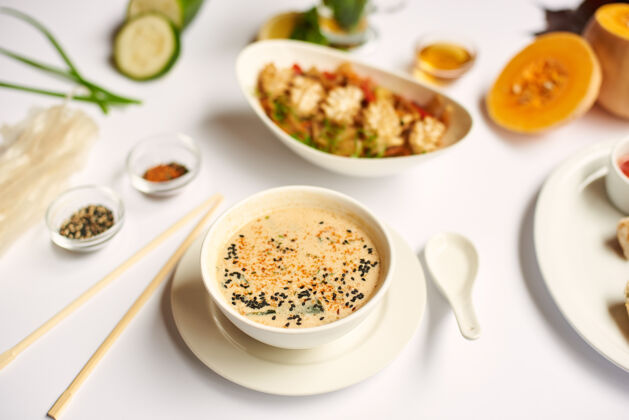 东方菜白色桌布上的美味东方晚餐筷子菜食物