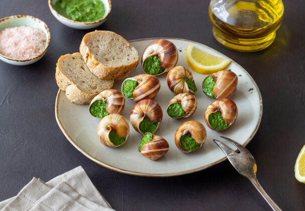 烹饪勃艮第蜗牛香草黄油蜗牛健康饮食法国食品美味午餐餐厅