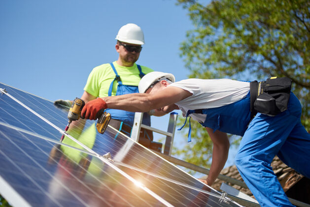 螺丝刀独立太阳能电池板系统安装 可再生绿色能源工艺嗨新