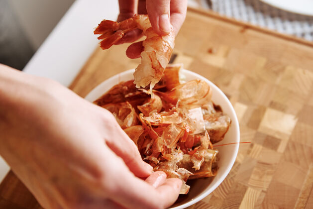 老虎手剥虾壳的过程洗虾做饭的女人食物膳食过程