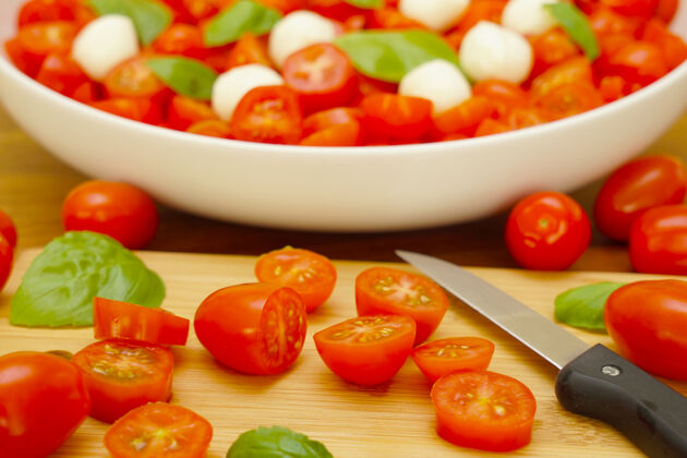 红色番茄沙拉配马苏里拉球和罗勒番茄特写沙拉碗