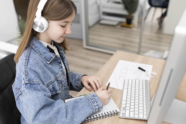 在线中等身材的女孩在做笔记教育屏幕互联网