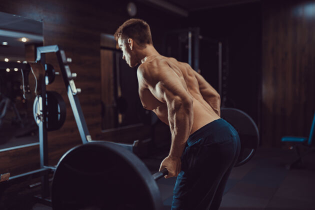 肌肉为背部做重量级运动的男人痛苦与收获体形锻炼二头肌