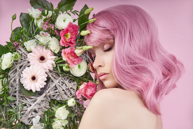 发型肖像性感的年轻女子 粉红色的头发 美丽的花束在手完美的发型和染发长着漂亮眼睛和粉红色长发的女孩沙龙嘴唇长发