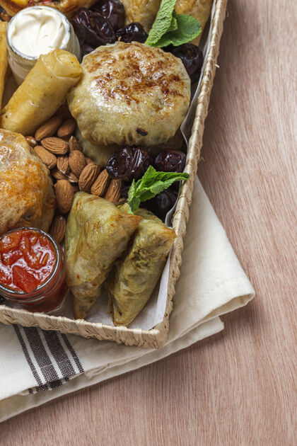 阿拉伯食品传统的阿拉伯早午餐小吃 配杏仁和枣摩洛哥食物外卖概念送货水果香料