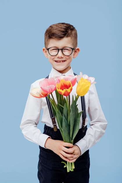 男孩带着花束的快乐男孩束植物学3月8日